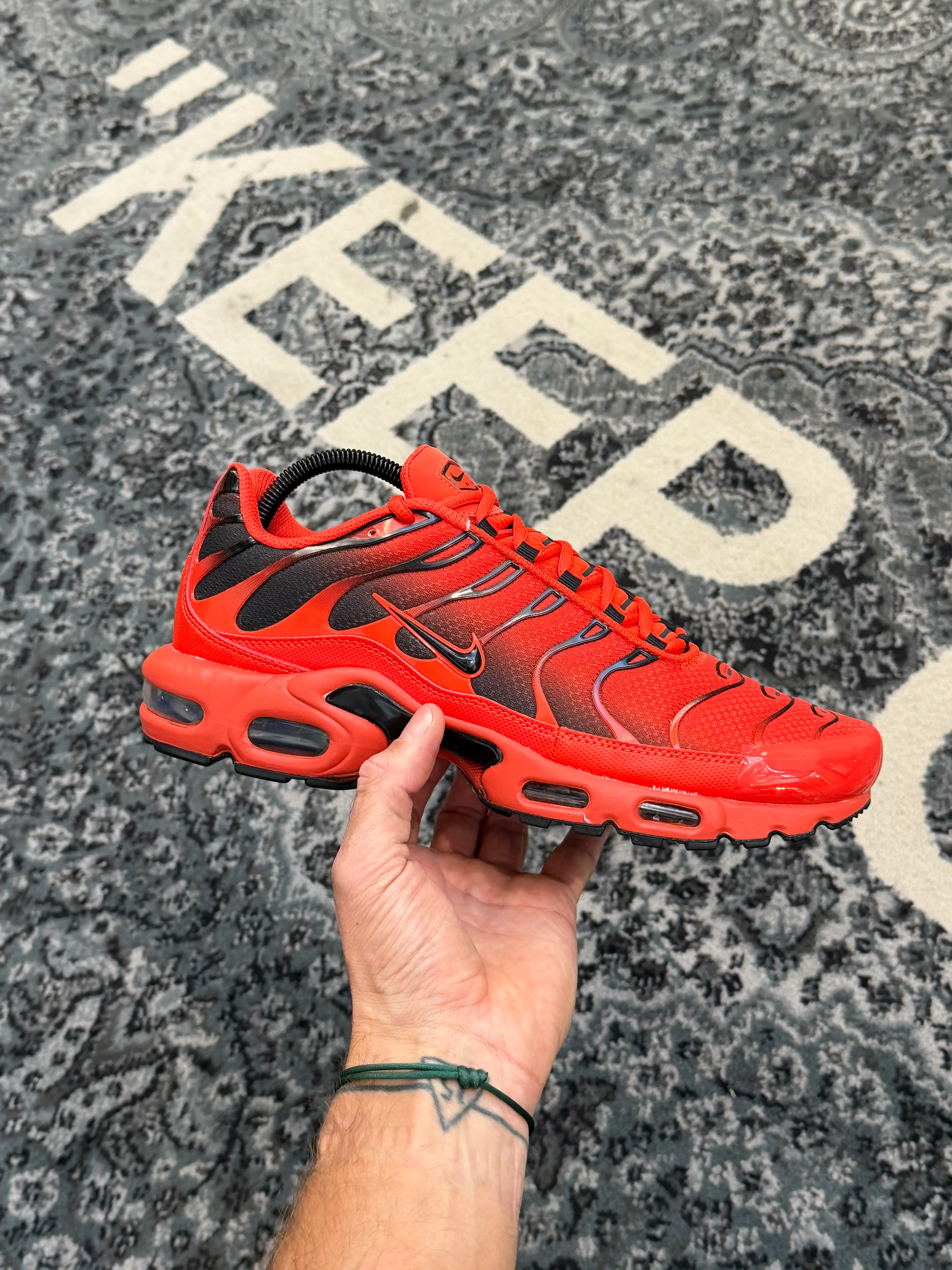 Nike Air Max Plus Tuned 1 Picante Red Black - Image 2